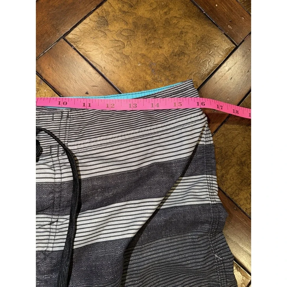O'neill Board Shorts Mens 31x11 Multicolor Striped Quick Dry Drawstring Tie Surf